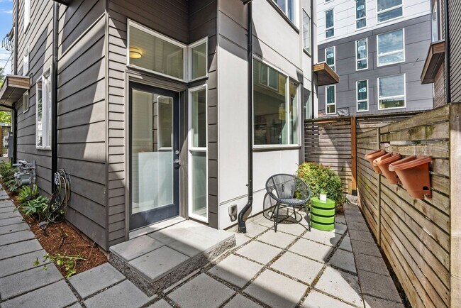 Building Photo - 1415 E Fir St