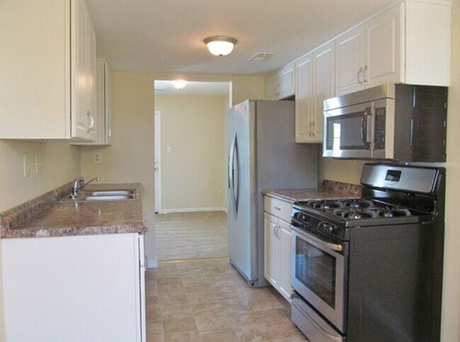 Building Photo - 1506 Kemper Street