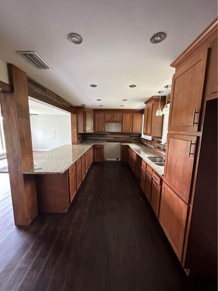 Building Photo - 2109 Hyde Park Rd