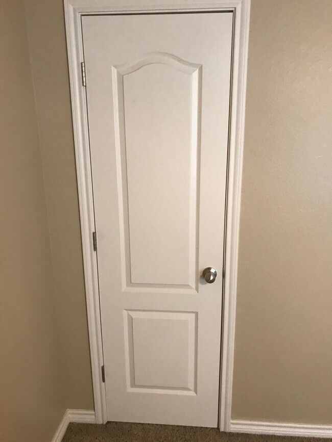 Building Photo - 3 bedroom 2 bath Duplex Text 302-231-7228 for more info