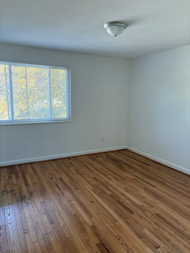 Building Photo - Recently Remodeled 2BR/1BA Three-Level Duplex in Arlington