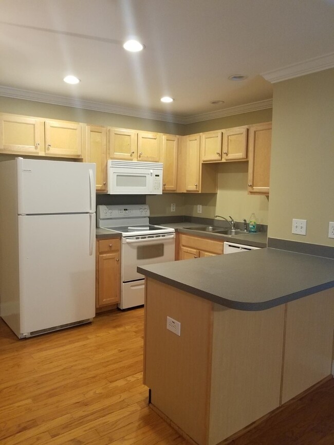Building Photo - Unit Available in Radcliffe Place