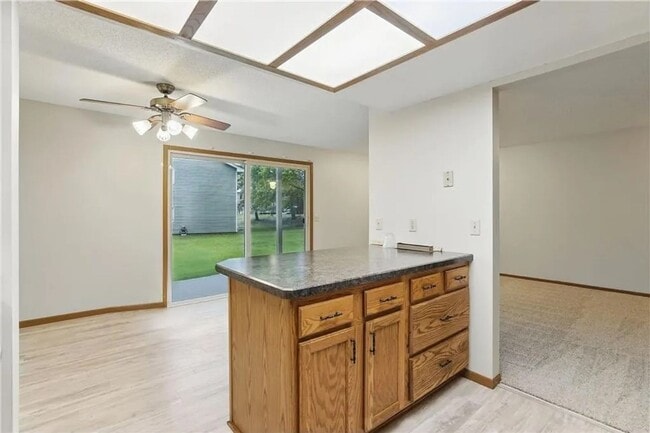 Building Photo - Spacious 2 Bedroom Townhome in Maple Grove!