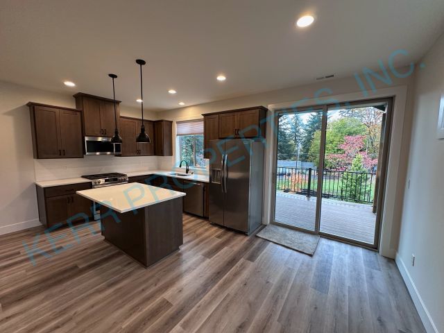 Building Photo - Charming 3-Bed Townhouse Oasis with 2.5 Baths on Pleasant St, Sandy, OR – 1,534 Sq Ft of Comfort!