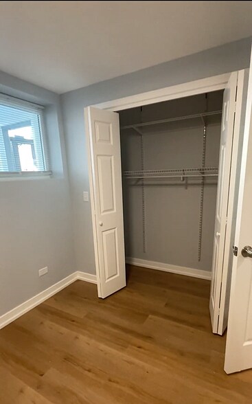 Building Photo - 1024 W Ainslie St