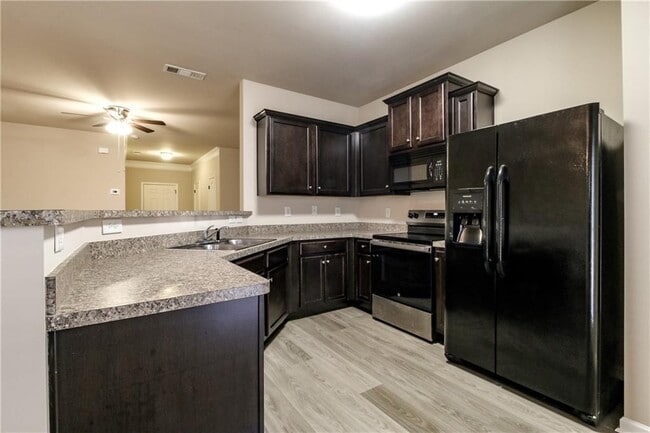 Building Photo - 606 Oakside Pl