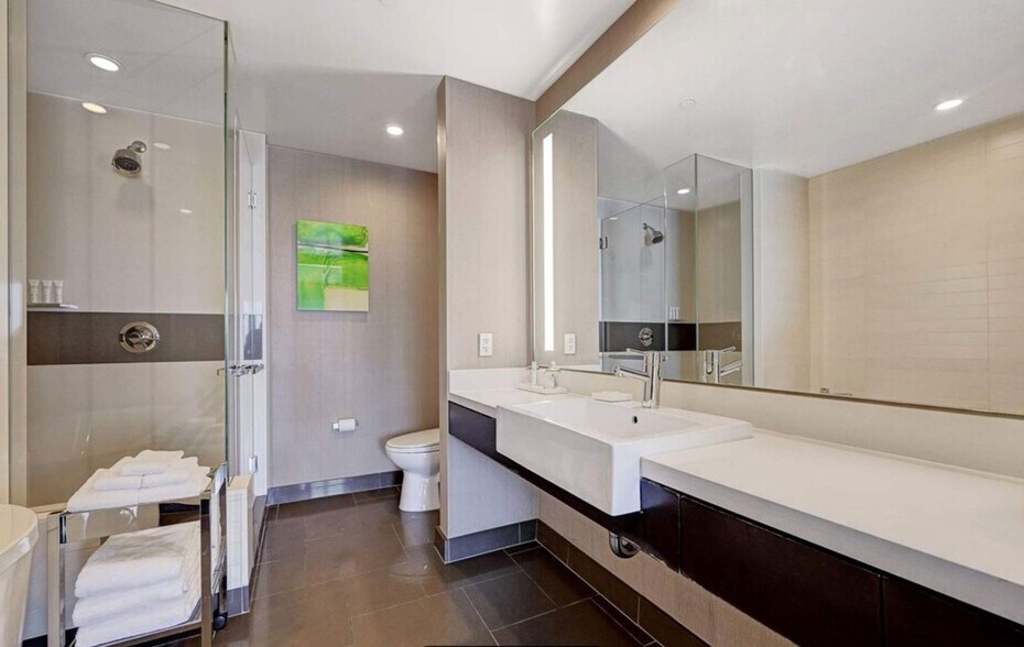 Building Photo - 2600 W Harmon Ave