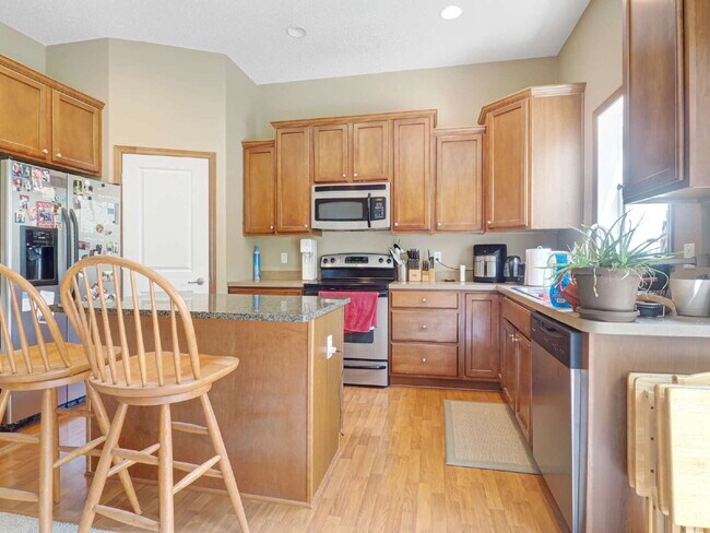 Building Photo - 3 Bedroom End Unit Townhome Available Sept...