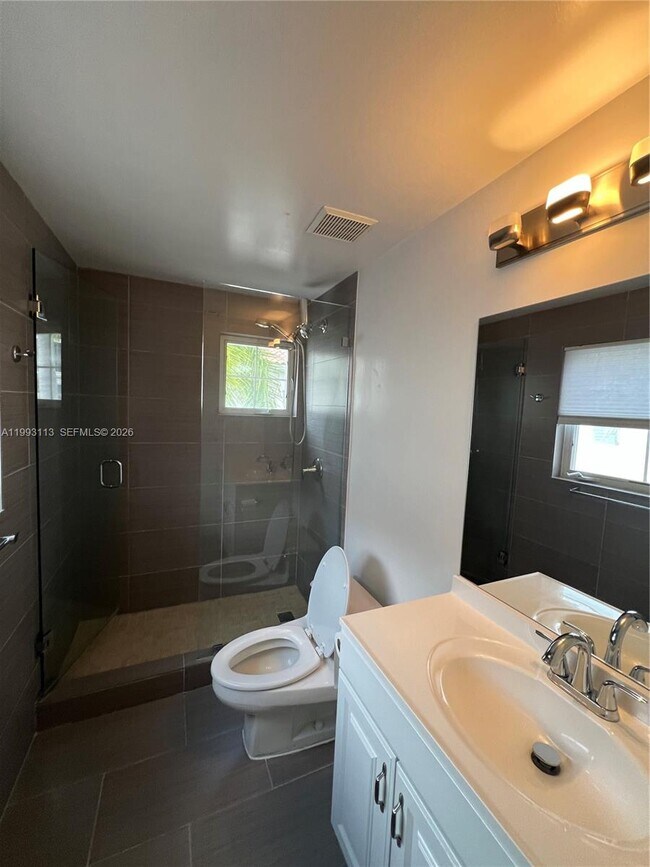 Building Photo - Navarre Avenue, Coral Gables, FL 33134 - 3 BR 2.5 BA condo