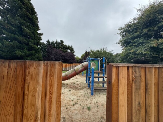 Building Photo - Welcome to your newly remodeled townhome!