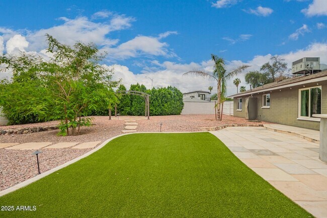Building Photo - 501 E El Camino Dr