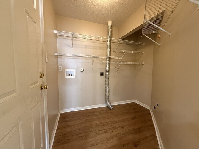 Building Photo - Newly Renovated Modern Home