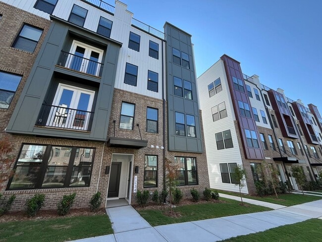 Building Photo - **OFFERING FIRST MONTH'S RENT FREE, $200 MOVE IN PROMOTION & REFUNDABLE APPLICATION FEES** New Co...