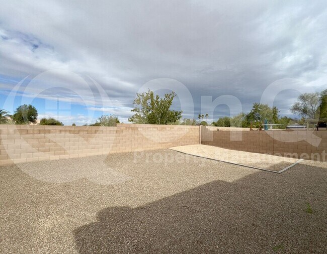 Building Photo - 4720 W Lindenthal Ln