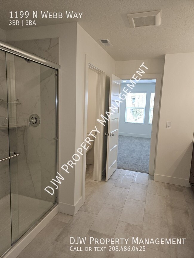 Building Photo - Gorgeous 3 Bedroom 2.5 Bathroom with Attac...