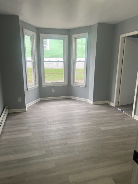 Building Photo - 74 Oak St