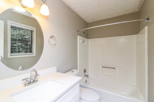 Building Photo - 249 Castleair Dr NE