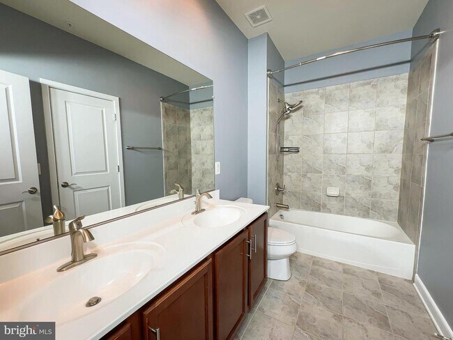 Building Photo - 5722 45th Ave