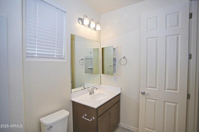 Building Photo - 935 W Finch Dr