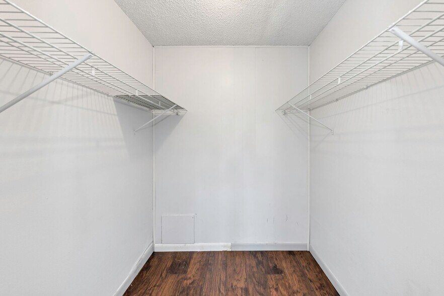 Building Photo - 621 99th Ave N