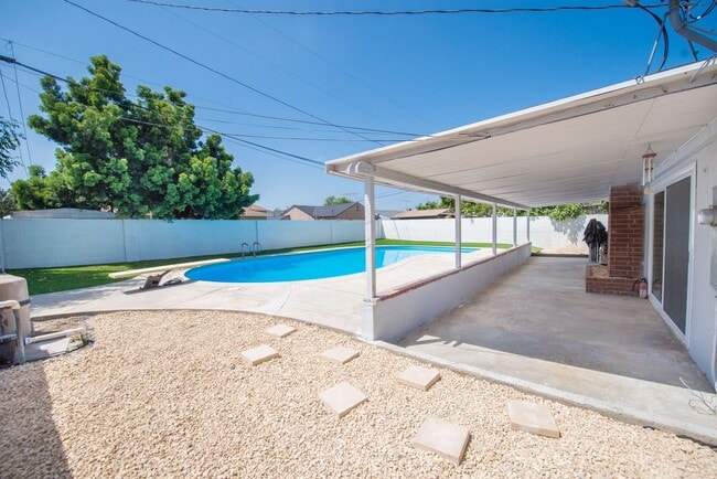 Building Photo - Completely Remodeld W/ Swimming Pool!