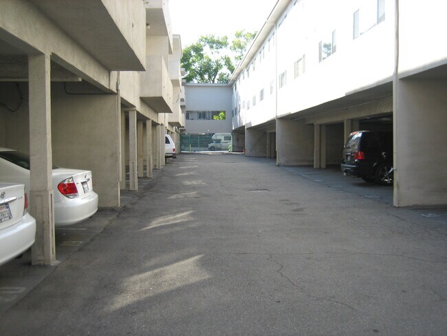 Parking - 5320 Zelzah Ave