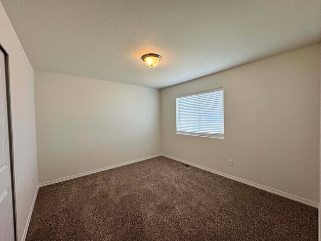 Building Photo - Like new 3 bedroom w/ basement in Enclaves...