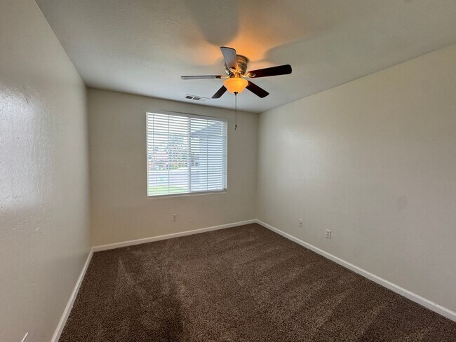 Building Photo - Spacious SW Bakersfield home!