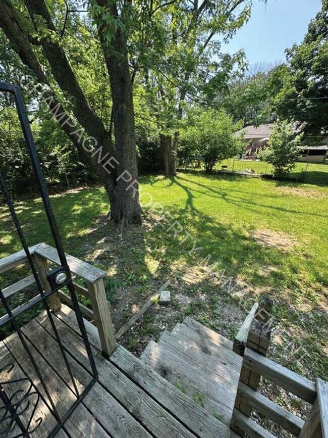 Building Photo - Home in Ruskin Heights