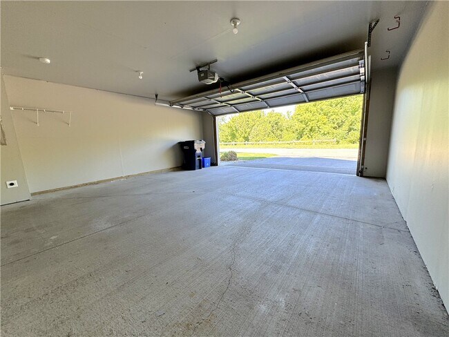 Building Photo - 35 Captains Cove Ln