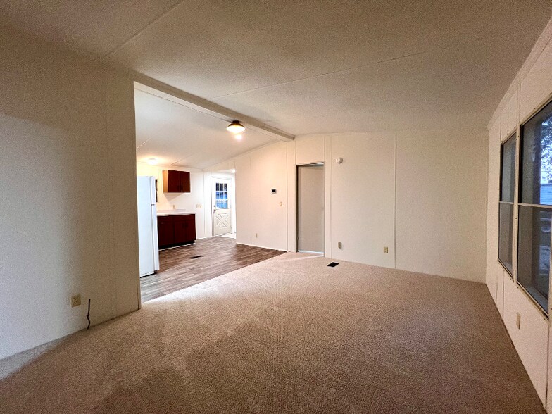 Building Photo - 413 Elm Ln