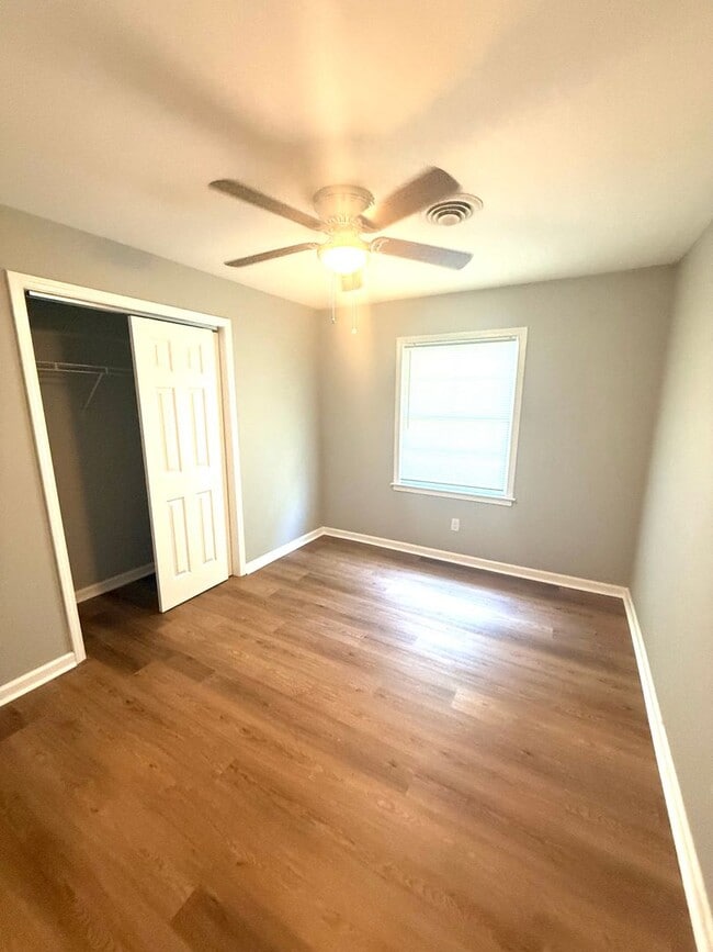 Building Photo - ** 6 Bed 2 Bath located off Wares Ferry ro...