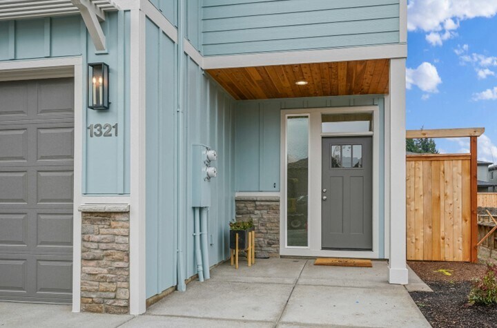 Building Photo - 1321 Oppek St NE