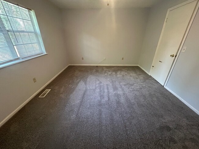 Building Photo - 1113 Country Town