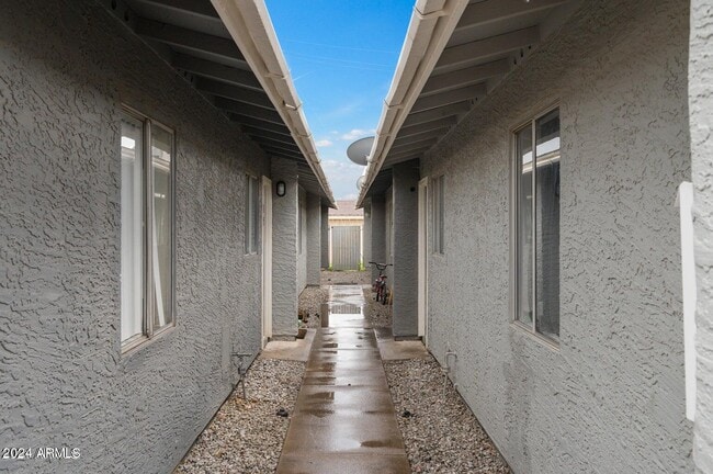 Building Photo - 2049 W Hayward Ave