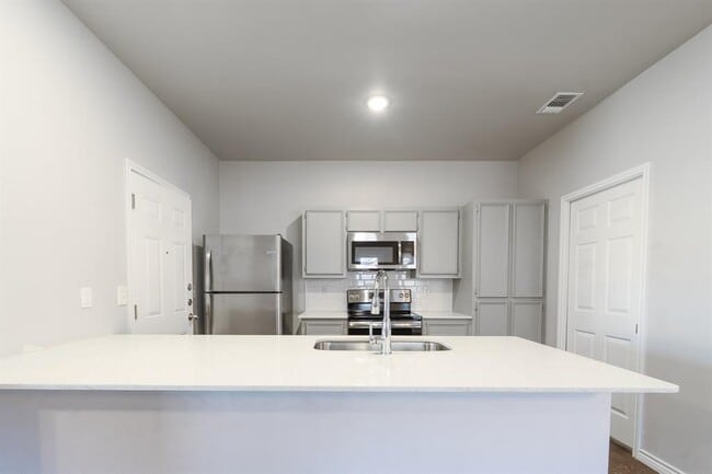 Building Photo - 208 Lowes Blvd