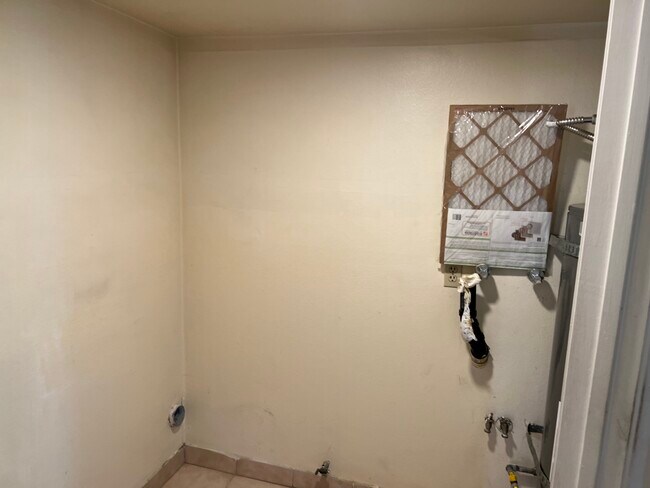 Laundry Room - 110 N Everett St