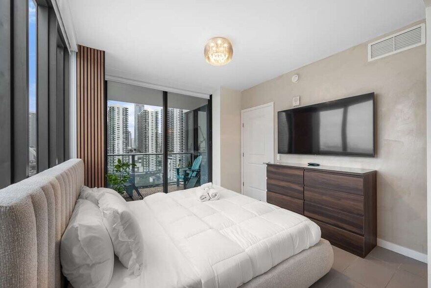 Building Photo - 1600 NE 1st Ave