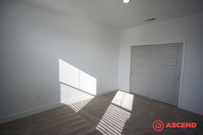 Building Photo - Stunning 5BD/4BA Home in Gossamer Grove — Solar, Modern Finishes, Nearly 3,000 Sq Ft & Pets Welcome!