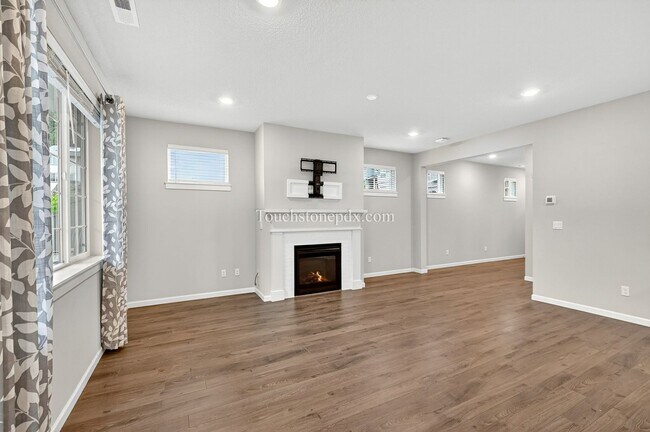 Building Photo - Modern 3BD | 2.5 BA Happy Valley Home On Corner Lot!