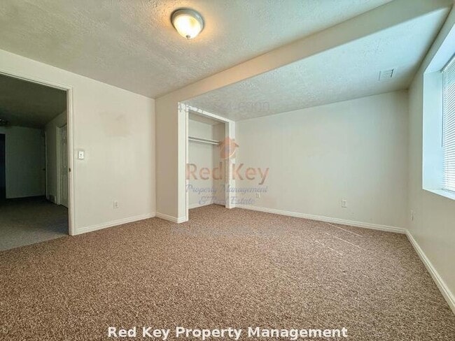 Building Photo - Breeze Cir Single Family Home