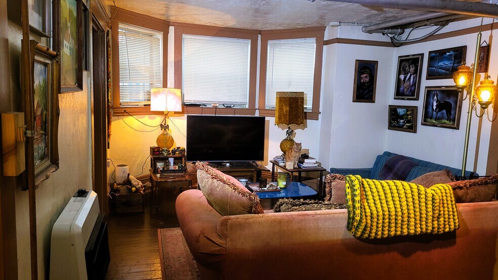 Primary Photo - 1925 W 77th St