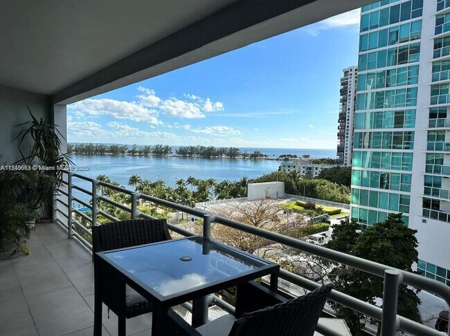 Building Photo - 2025 Brickell Ave