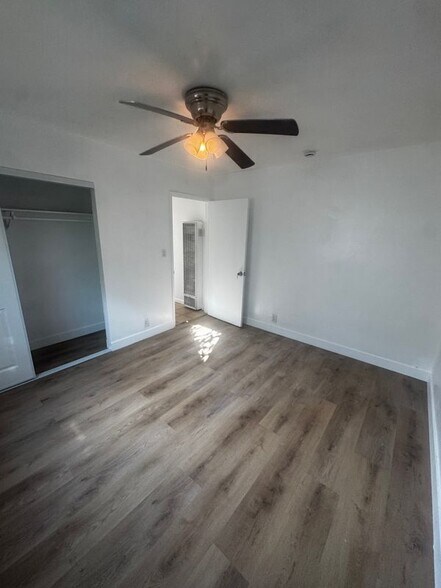 Building Photo - 1499 W 35th Pl