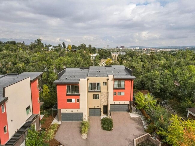 Building Photo - Luxury Townhouse, Minutes from Downtown