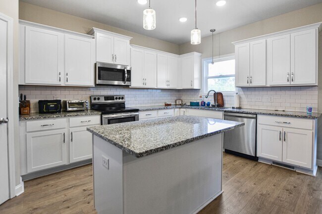 Building Photo - Pet Friendly Four Bedroom!