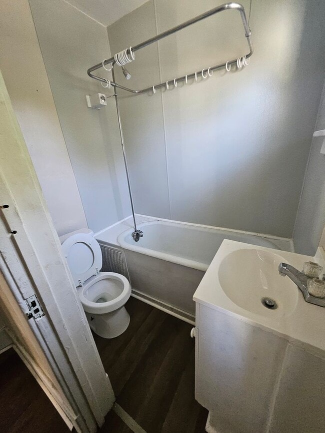 Building Photo - Upper 3 bedroom unit