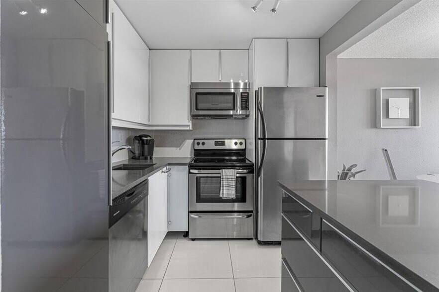 Building Photo - 1830 Embassy Dr