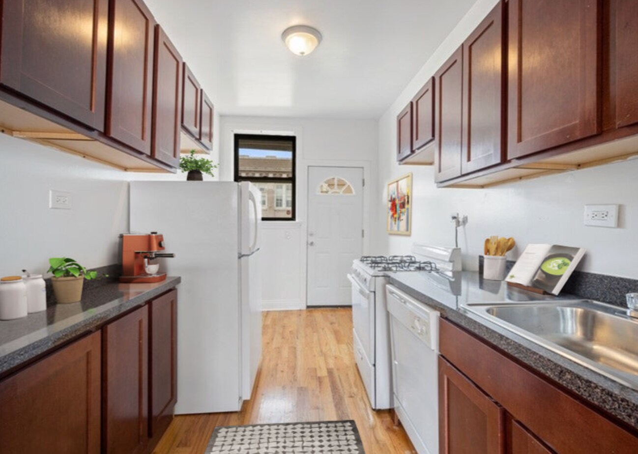 Building Photo - 812 W Waveland Ave