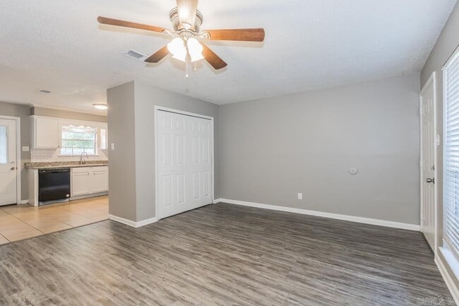 Building Photo - 19 E Laramie Dr